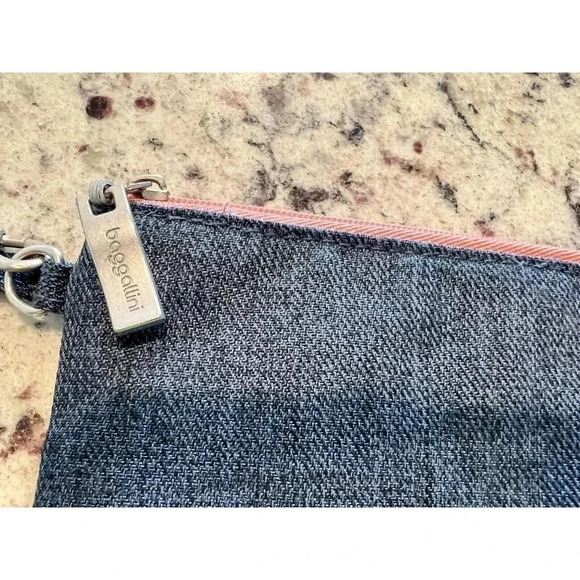 baggallini RFID DENIM Blue Currency Organizer Wristlet Zip Wallet 7.25" x 4" - Picture 6 of 10